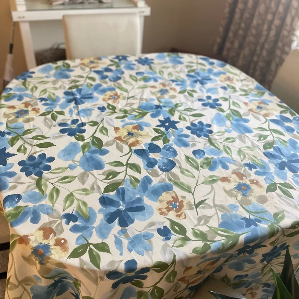 J, Queen New York Floral Patterned tablecloth 100’ x 60” rectangular